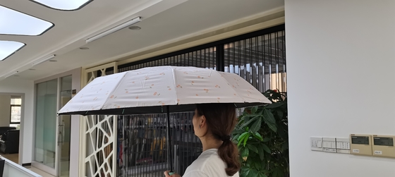 UPF 50 เปิด / ปิดอัตโนมัติ โปงกี ยูวี รางชายหาด 23 นิ้ว 12 กระดูกเข็ม แข็งแรง กันลม