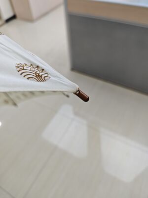 ร่มแบบก้านอัตโนมัติเปิดได้ขนาด 23 นิ้ว พร้อมผ้าลินินฝ้ายและซี่โครงไฟเบอร์กลาส เพื่อการปกป้องจากฝนอย่างสง่างาม