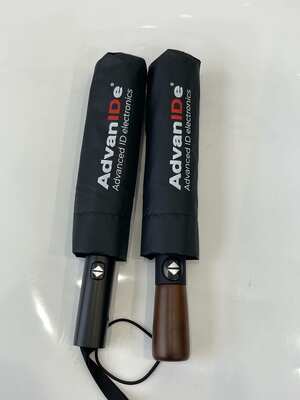 ร่มมือไม้แบบดั้งเดิม ออกแบบให้มีความทนทานสูงสุด และมีลักษณะทรงสไตล์ เหมาะสําหรับธุรกิจและการพักผ่อน