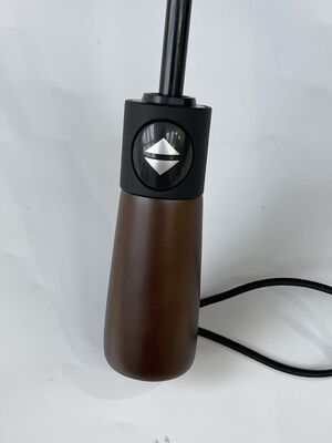 ร่มมือไม้แบบดั้งเดิม ออกแบบให้มีความทนทานสูงสุด และมีลักษณะทรงสไตล์ เหมาะสําหรับธุรกิจและการพักผ่อน