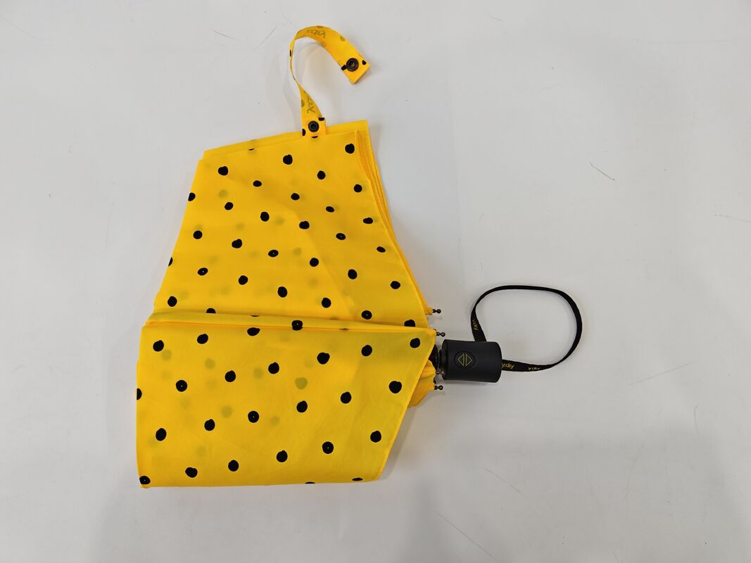 ร่มพับอัตโนมัติขนาดเส้นผ่านศูนย์กลางเปิด 105 ซม. พร้อมด้ามจับเคลือบยาง และความยาวพับ 26 ซม. เพื่อความสะดวกในการพกพา